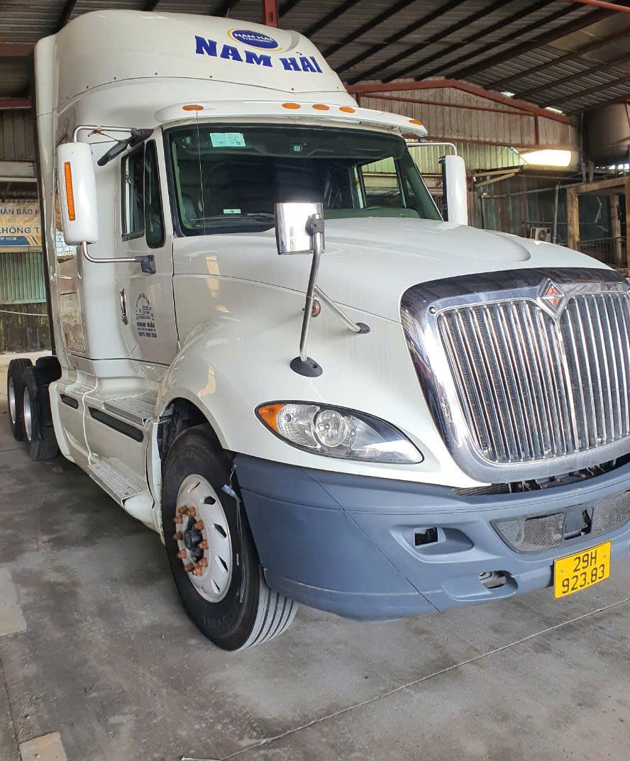 <p>Tầm nhìn</p>

<p>Trở thành doanh nghiệp cung cấp dịch vụ logistics trọn gói hàng đầu Việt Nam</p>

<p>Sứ mệnh</p>

<ul>
	<li>Hoàn thiện chuỗi cung ứng dịch vụ Logistics trên phạm vi toàn quốc</li>
	<li>Tạo ra giải pháp Logistics tổng thể, trọn gói, tích hợp, đáp ứng yêu cầu của khách hàng</li>
	<li>Sở hữu, vận hành và khai thác những trung tâm logistics hàng đầu cả nước</li>
</ul>

<p>Triết lý kinh doanh</p>

<ul>
	<li>Tập trung mở rộng, phát triển bền vững ngành nghề cốt lõi của Công ty</li>
	<li>Hoàn thiện chuỗi cung ứng dịch vụ logistics toàn quốc, đặc biệt tại các tỉnh, thành phố trọng điểm</li>
	<li>Đầu tư vào các Công ty có tiềm lực về tài chính, cơ sở vật chất nhằm bổ trợ và gia tăng chuỗi cung ứng dịch vụ logistics</li>
	<li>Liên kết với các doanh nghiệp cùng ngành để mở rộng cơ sở hạ tầng, hợp tác với phương châm đôi bên cùng có lợi</li>
	<li>Đáp ứng tốt nhất nhu cầu của khách hàng thông qua việc tối ưu hóa chất lượng dịch vụ của Công ty</li>
	<li>Ứng dụng hệ thống quản trị doanh nghiệp, quản trị dịch vụ logistics tiên tiến.</li>
</ul>

<p> </p>
